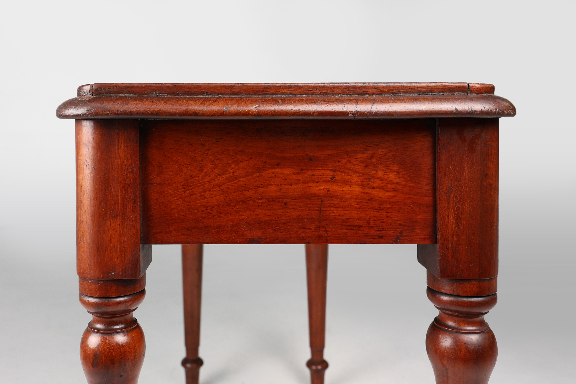 Elegant Mid 19th century English side table in full woodthumbnail